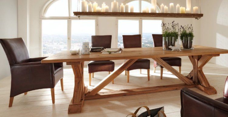 Gros plan sur une table en bois massif. choix d'un meuble de qualité