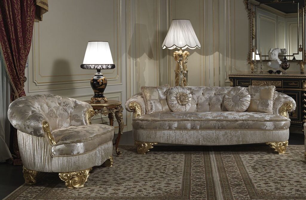 Personne assise confortablement dans un canapé de luxe.