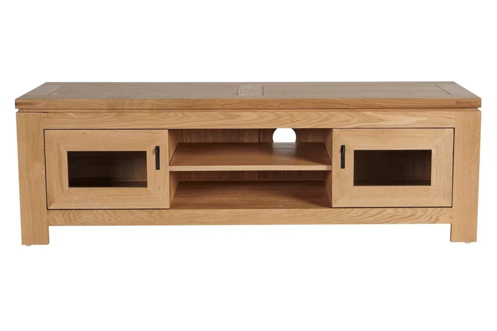 Meuble télé en bois clair avec deux portes vitrées et des espaces de rangement ouverts.